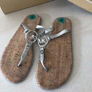 MK woman’s sizer 8 sandal